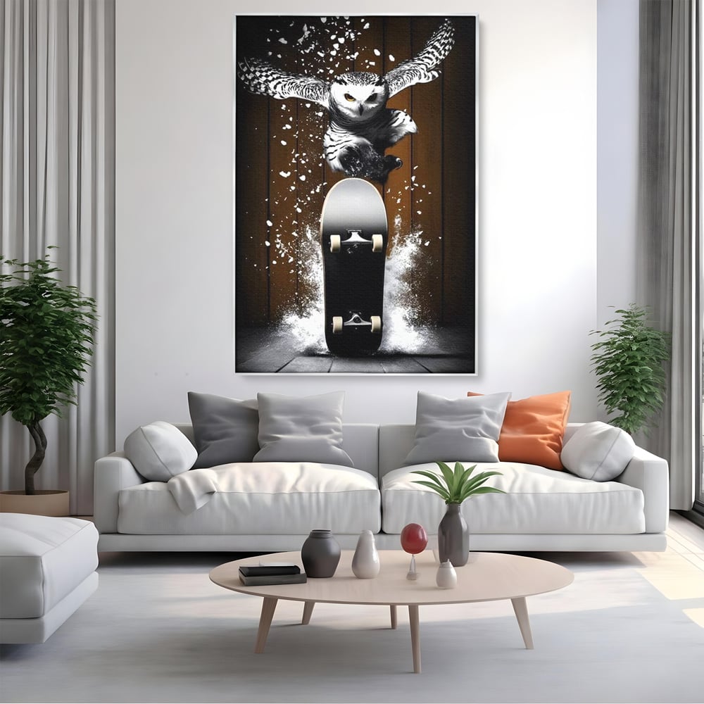 Tablou canvas cu tablou canvas cu bufnita pe skateboard, in rama de aluminiu argintiu, pe perete intr-un living